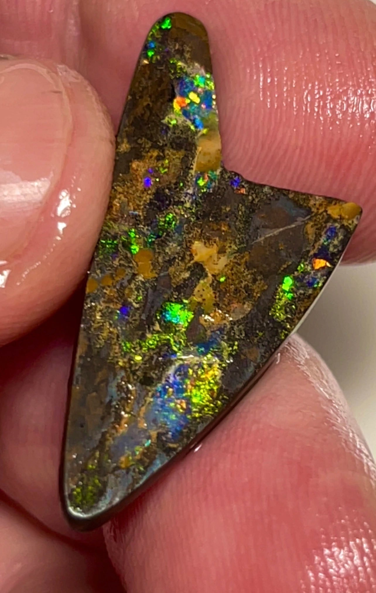 Winton The Arrow Head rub/Preform 16.75cts Gorgeous Winton boulder opals here Bright Multicolours 32.00x 12.00x 4.00mm BOUK-002