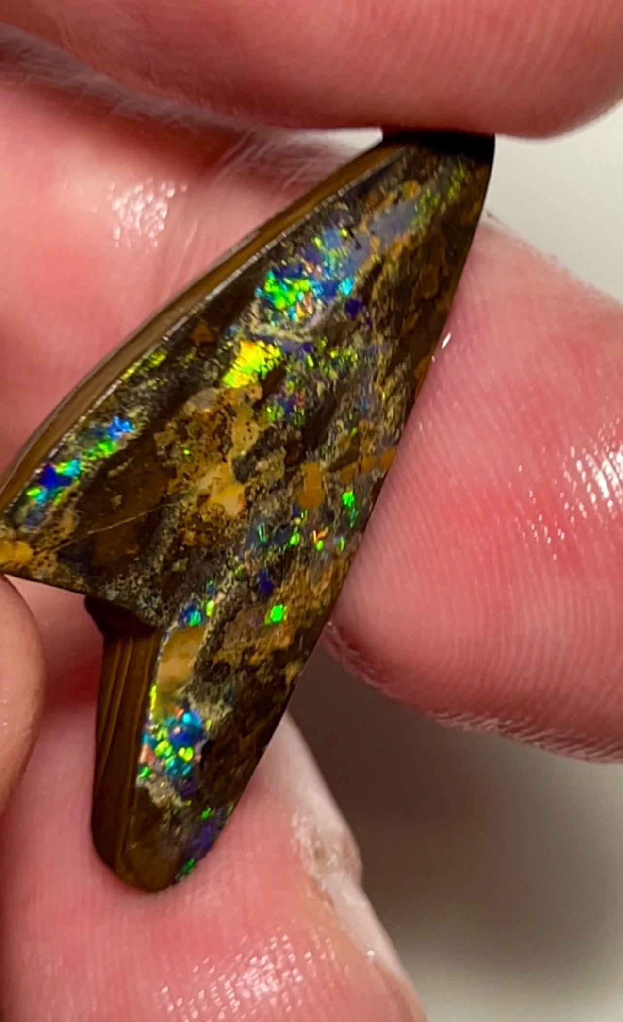 Winton The Arrow Head rub/Preform 16.75cts Gorgeous Winton boulder opals here Bright Multicolours 32.00x 12.00x 4.00mm BOUK-002
